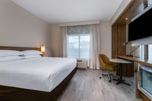 Deluxe King Suite Near TJ Maxx ORL Luxury Bookings