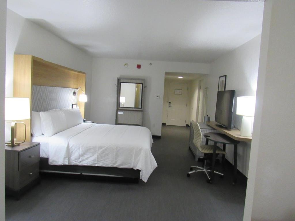 King Room Near Planet Fitness ORL Luxury Bookings