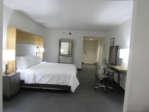 King Room Near Planet Fitness ORL Luxury Bookings