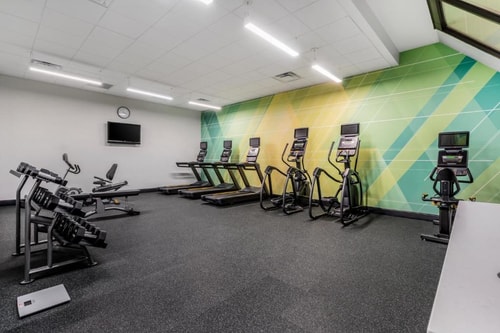 King Room Near Planet Fitness ORL 13 Luxury Bookings