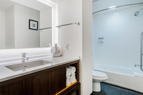 King Room Near Planet Fitness ORL 3 Luxury Bookings