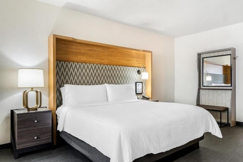 King Room Near Planet Fitness ORL 2 Luxury Bookings