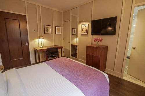 Superior Queen Room Near Oscar Wilde NYC Luxury Bookings