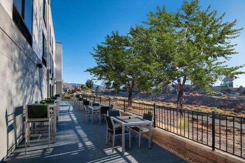 Queen Room Near Regal Sunset Station LAS 9 Luxury Bookings