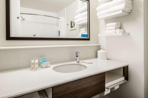 Queen Room Near Regal Sunset Station LAS 4 Luxury Bookings
