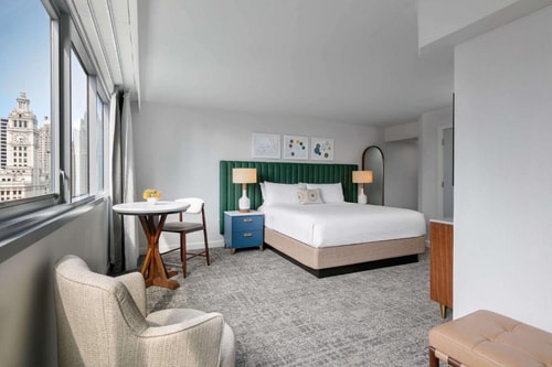 King Room Near Veteran Park Ledges CHI 13 Luxury Bookings