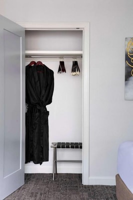 King Room Near Veteran Park Ledges CHI 14 Luxury Bookings