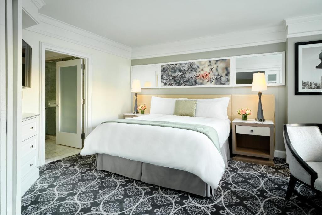 Superior King Room Near Bronsky Orthodontics Luxury Bookings
