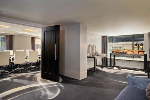 Superior King Room Near Bronsky Orthodontics 5 Luxury Bookings