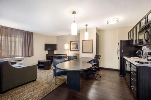 One Bedroom Suite Near Panera Bread LAS 3 Luxury Bookings