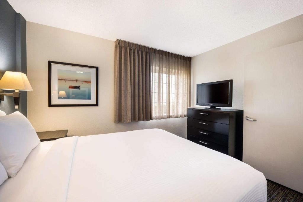 One Bedroom Suite Near Panera Bread LAS Luxury Bookings