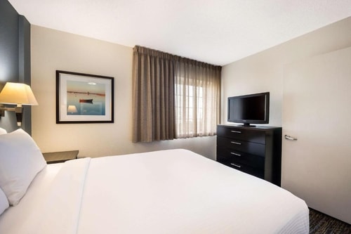 One Bedroom Suite Near Panera Bread LAS Luxury Bookings