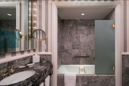 Superior King Room Near The Lunch Box NYC 8 Luxury Bookings