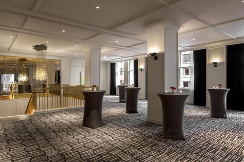 Queen Room Near Park downtown CHI 7 Luxury Bookings