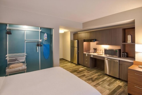 Queen Studio Near Grapeland Water Park MIA 3 Luxury Bookings