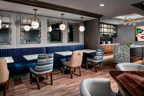 King Room Near College Advising Center CHI 7 Luxury Bookings