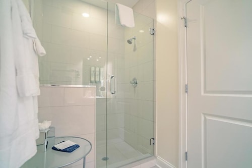 One Bedroom Suite Near Pick Me Up Cafe CHI 4 Luxury Bookings
