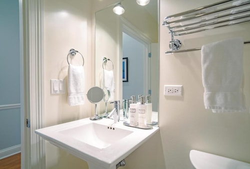 One Bedroom Suite Near Pick Me Up Cafe CHI 5 Luxury Bookings