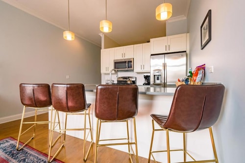 One Bedroom Suite Near Pick Me Up Cafe CHI 3 Luxury Bookings