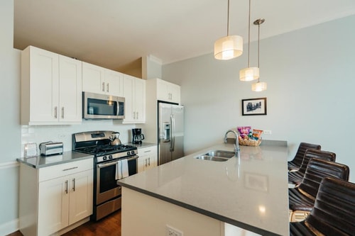 One Bedroom Suite Near Pick Me Up Cafe CHI 1 Luxury Bookings