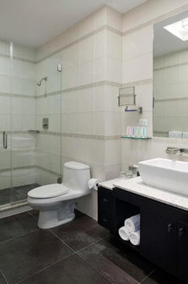 Superior Queen Room Near Commision Music NYC 3 Luxury Bookings