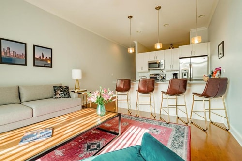 One Bedroom Suite Near Pick Me Up Cafe CHI 7 Luxury Bookings