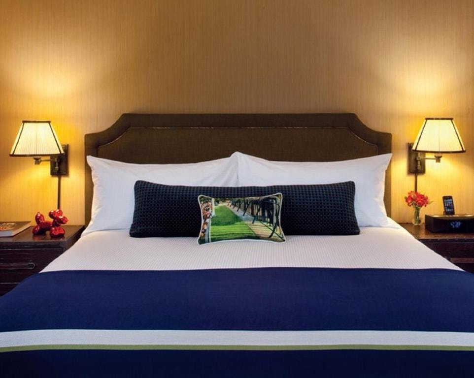 Double Room Near Elaines Coffee Call CHI Luxury Bookings