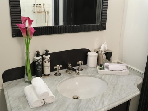Crash Pad Near Oscar Wilde NYC 2 Luxury Bookings