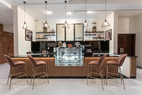 Premium Apartment Near Metro Station 8 Luxury Bookings