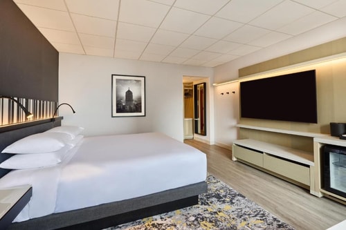 King Room Near Foresight Hospital and Health CHI 1 Luxury Bookings