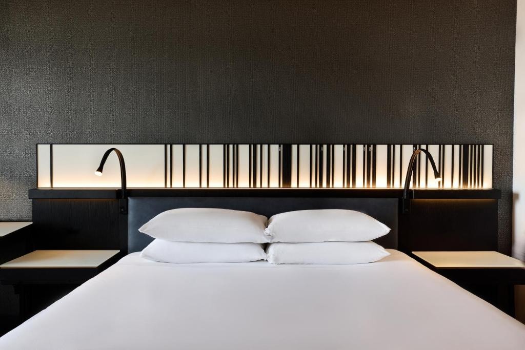 King Room Near Foresight Hospital and Health CHI Luxury Bookings