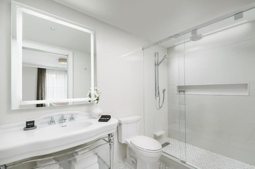 Standard Queen Room Near Beacon Theatre NYC 3 Luxury Bookings