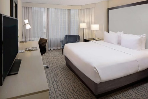 King Room Near Product School CHI 4 Luxury Bookings