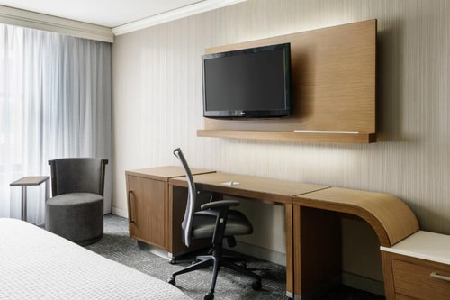 King Room with Sofa Bed Near Starbucks CHI 2 Luxury Bookings