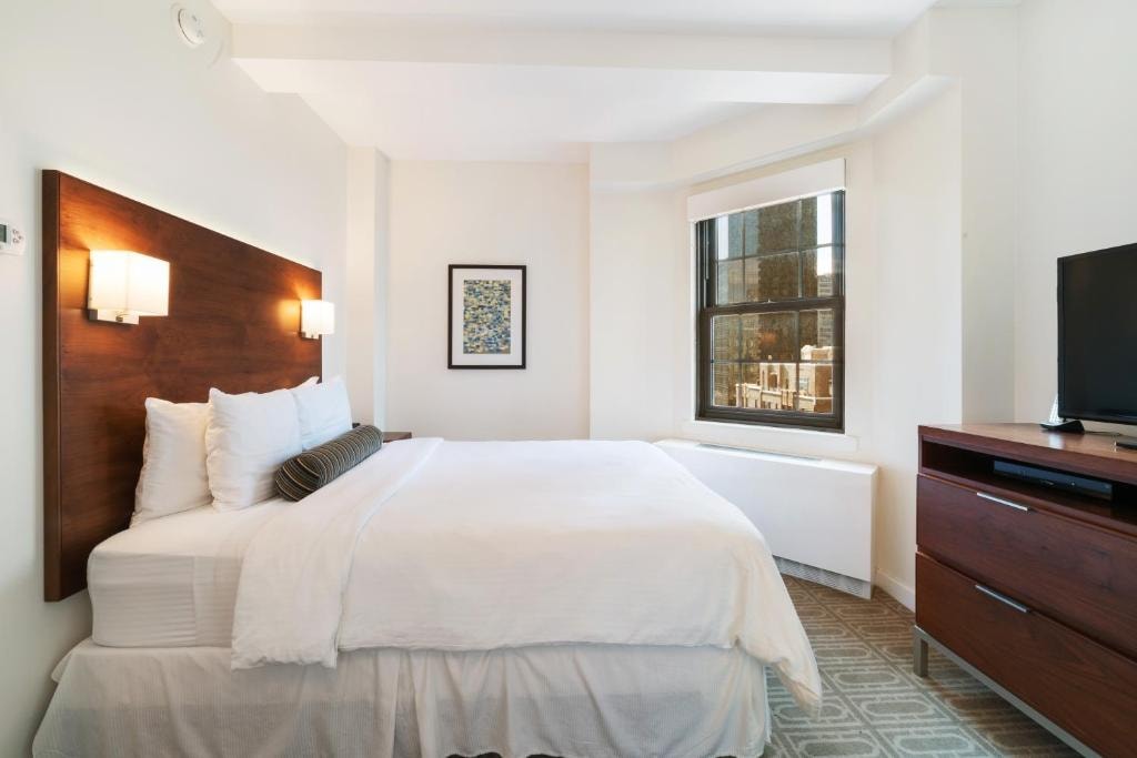 1 Queen Bedroom Near Evas Nails and Spa NYC Luxury Bookings