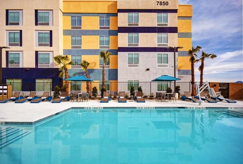 King Room Near Chevron LAS 14 Luxury Bookings