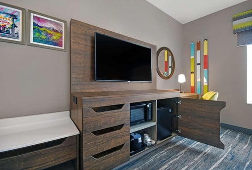 King Room Near Chevron LAS 4 Luxury Bookings