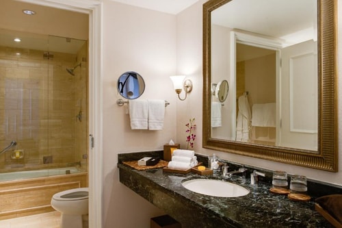 Deluxe King Room Near Bait Aaron Outrech Center LA 5 Luxury Bookings