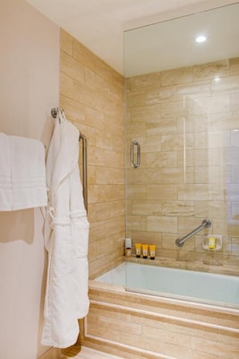 Deluxe King Room Near Bait Aaron Outrech Center LA 6 Luxury Bookings