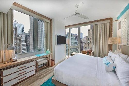 Queen Room Near Yard House NYC Luxury Bookings