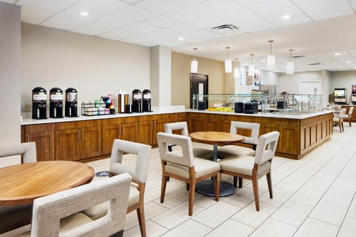 1 Bedroom King Suite Near Machine Gun America ORL 9 Luxury Bookings