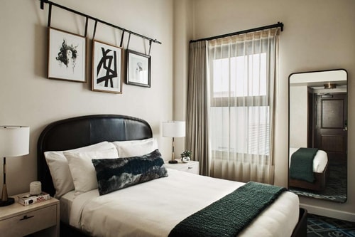 Queen Room Near The Original Pantry Cafe La Luxury Bookings