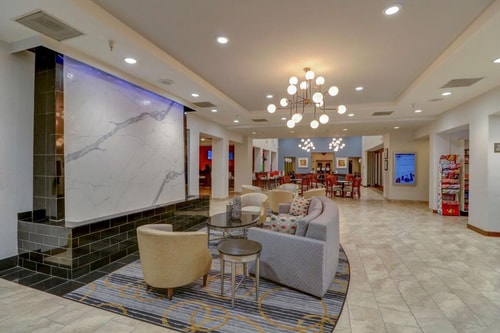 King Room Near Chevron LAS 8 Luxury Bookings