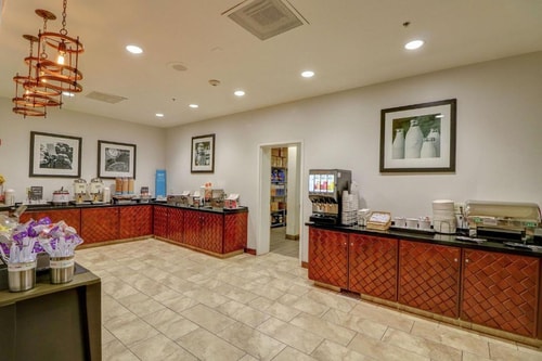 King Room Near Chevron LAS 7 Luxury Bookings