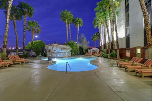 King Room Near Chevron LAS 14 Luxury Bookings