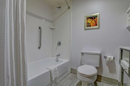 King Room Near Chevron LAS 4 Luxury Bookings