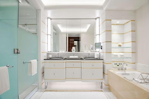 Deluxe King Room Near Avis Car Rental La 3 Luxury Bookings