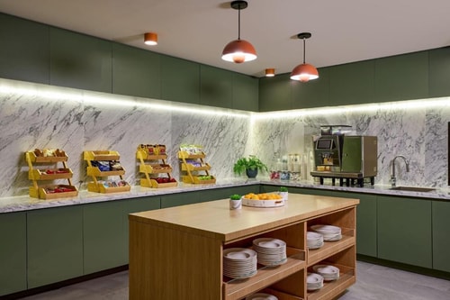 King Room Near Aleef Cafe NYC 7 Luxury Bookings