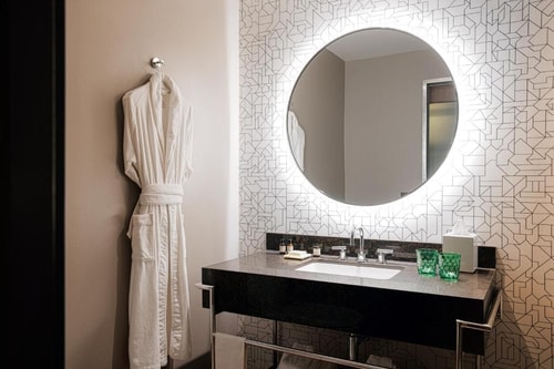 King Room Near Bonanza Golf and Gifts ORL 5 Luxury Bookings