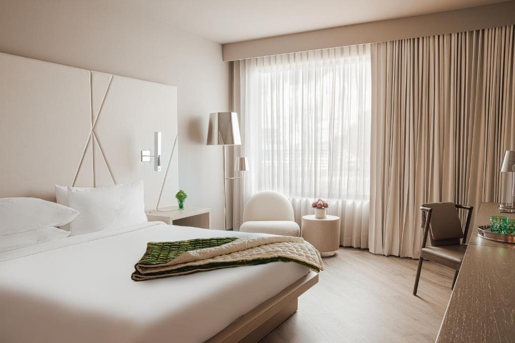 King Room Near Bonanza Golf and Gifts ORL Luxury Bookings